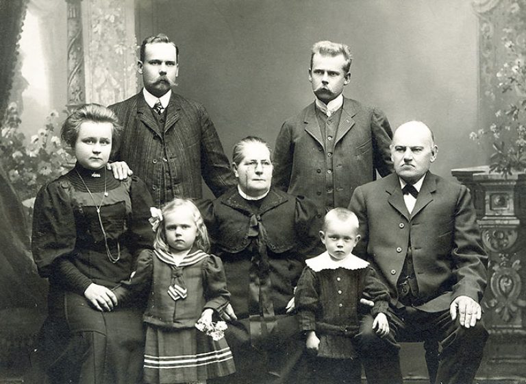 August Malisen perhekuva 1800 ja 1900-lukujen vaihteesta