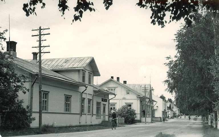 Vanha kuva Malisen talosta ja Rautalammin raitista
